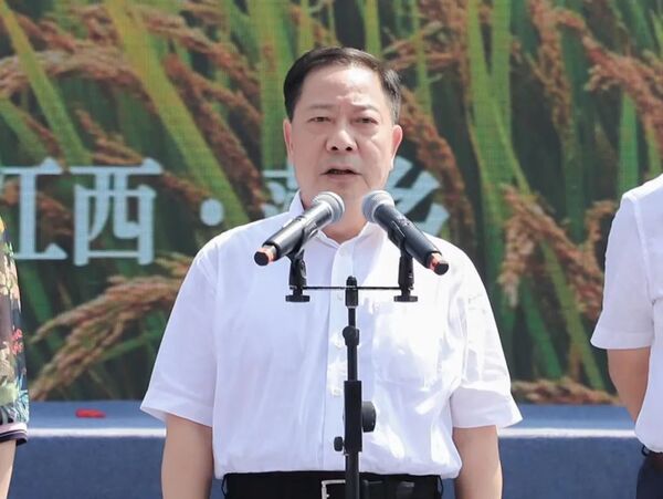 江西省政府党组副书记、副省长殷美根宣布开幕